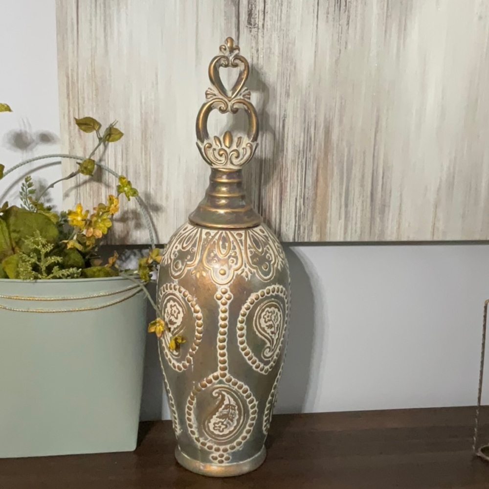 Decorative urn